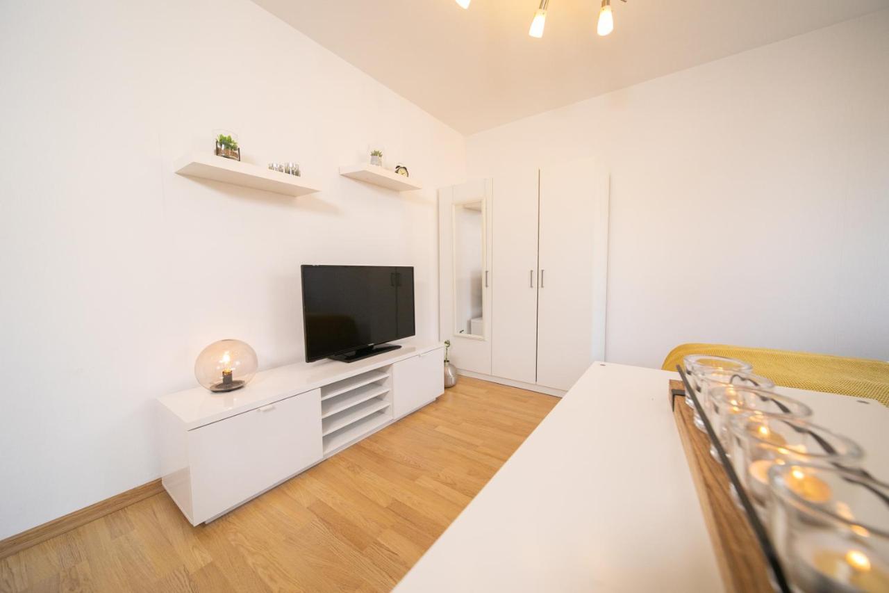Studio Shiny - Zentral Mit Balkon - Messe - Kueche Neuss Extérieur photo